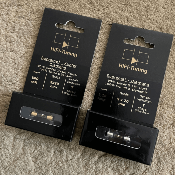 HiFi‑Tuning Supreme³ Diamond 保險絲包裝照，展示純銅與銀金合金兩款材質，皆為5×20mm延遲熔斷型，中間鑲有鑽石。 